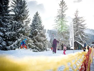 Blick auf Lehrer und Kinder beim Snowboardkurs in Nesselwang © Alpspitzbahn GmbH und Co KG