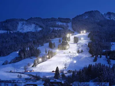 Blick auf die für den Nachtskilauf beleuchtete Piste in Nesselwang © Alpspitzbahn GmbH und Co KG