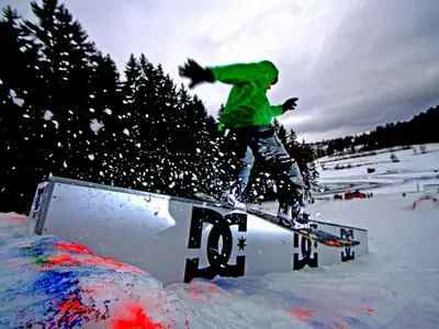 Snowboarder auf Obstacle im Funpark der Skiwelt Schöneck © Skiwelt Schöneck