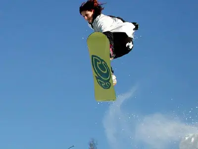 Snowboarderin beim Sprung im Funpark in der Skiwelt Schöneck © Skiwelt Schöneck