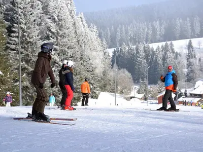 Skifahrer auf der Piste mit Talblick in Klingenthal © Tourist-Info Klingenthal