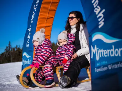 Familie rodelt im Skigebiet Mitterdorf © Martin Sanain
