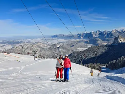 Mit dem Lift geht es hinauf auf die Pfrontener Hochalpe © Pfronten Tourismus