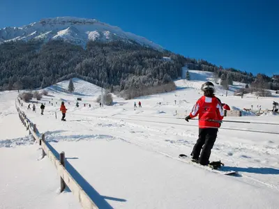 Snowboarder am Seillift © Pfronten Tourismus, E. Reiter