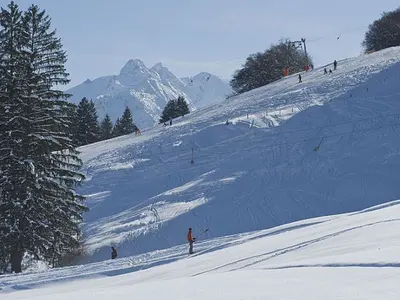 Skifahrer auf der Piste am Fischingerlift © Hörnerdörfer