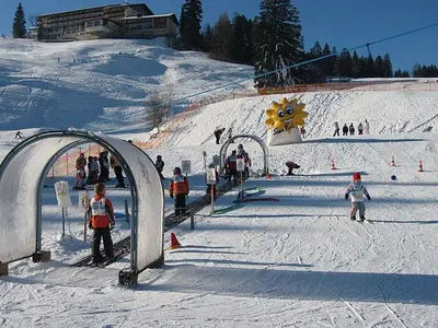 Kinder auf dem Zauberteppich im Kinderland © Hörnerdörfer