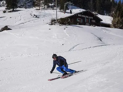Skifahrer auf der Piste vor der Bründling Alm © Hochfelln-Seilbahnen
