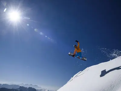 Snowboarder beim Sprung am Hochfelln © Hochfelln-Seilbahnen