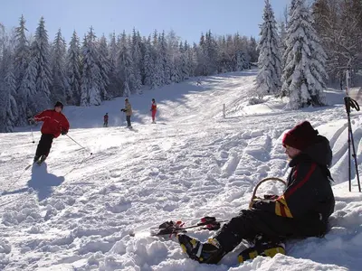 Sitzendes Kind auf der Piste © Tourismusbüro Waldkirchen