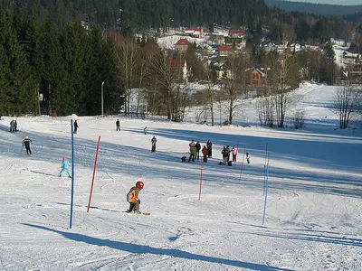 Skifahrer und Snowboarder auf der Piste des Skigebiet Bleaml Alm © Skiclub Neubau