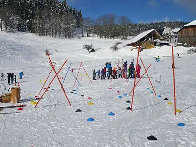Kinder beim Skikurs © Hochschwarzwald Tourismus GmbH