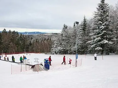 Kinder auf dem Förderband neben der Piste © Stadt Hauzenberg