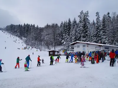 Skifahrer vor der Talstation der Klausenlifte Mehlmeisel © Klausenlifte Mehlmeisel