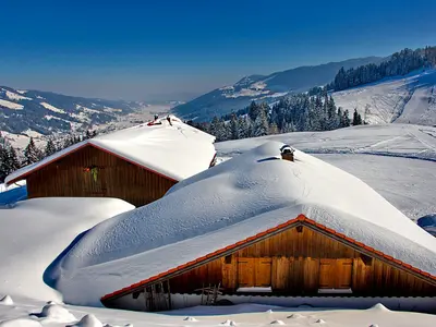 Verschneite Hütten im Skigebiet Hündle © Hündle GmbH und Co. KG