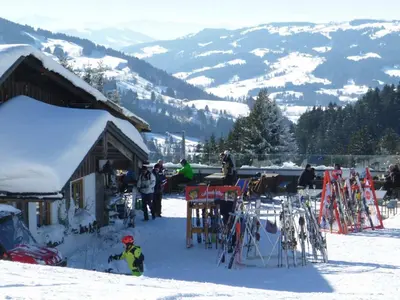 Skihütte mit Skiständer © Hündlebahn