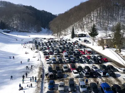 Blick auf den Parkplatz mit Autos im Skigebiet Bläsiberg © Skilifte Wiesensteig
