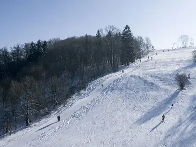 Blick auf den Schlepplift und die Piste im Skigebiet Bläsiberg © Skilifte Wiesensteig