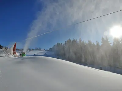 Schneekanone im Einsatz auf Rosts Wiesen in Augustusburg © Augustusburger Freizeitzentrum