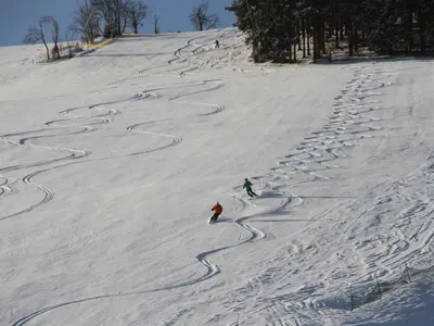 Zwei Skifahrer auf der Piste in Holzhau © Snowsports - Skigebiet Holzhau