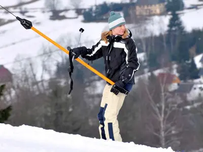 Frau am Schlepplift Holzhau © Snowsports - Skigebiet Holzhau
