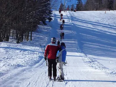 Skifahrer auf dem Schlepplift in Menzenschwand © Tourist-Information St. Blasien