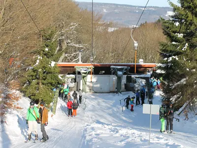 Skifahrer an der Talstation des Doppelschlepplifts im Skigebiet Arnsberg © Arnsberglifte