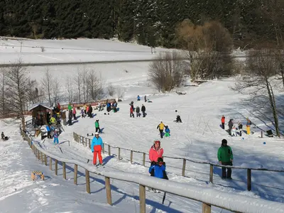 Kinder und Eltern am Kinderlift im Skigebiet Arnsberg © Arnsberglifte