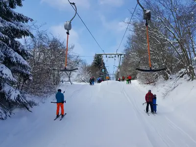 Blick auf den Schlepplift im Skigebiet Arnsberg © Arnsberglifte