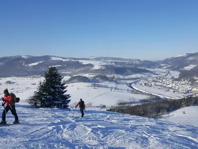 Skiroutengeher mit Panoramablick über Arnsberg © Arnsberglifte
