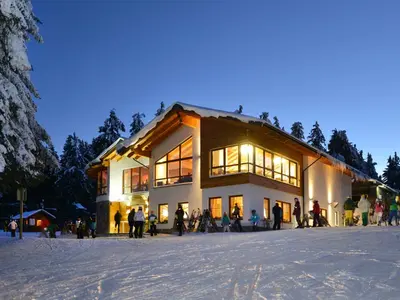 Beleuchtete Skihütte im Skigebiet Wasserkuppe © Wiegand Erlebnisberge GmbH