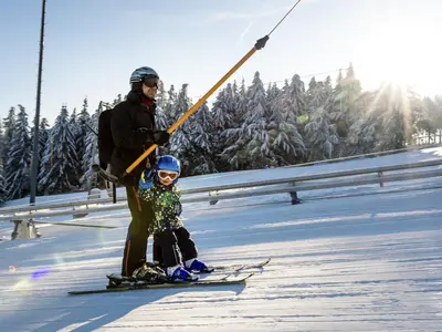 Vater und Kind auf einem Skilift an der Wasserkuppe © MDA / MettiDigitalArtist