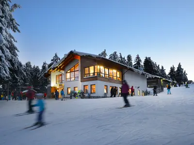 Hütte in der Ski- und Rodelarena Wasserkuppe © Rolf Herchen