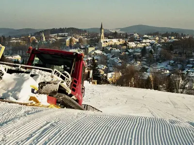 Blick über die frisch präparierte Piste mit Pistenbulli in der Ski Arena Eibenstock © Touristenzentrum Am Adlerfelsen GmbH.