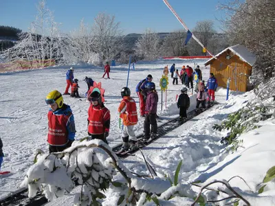 Kinder auf dem Förderband © Skikarusell Altastenberg