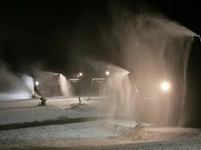 Beschneiungsanlage im Einsatz © Hesselbacher Gletscher