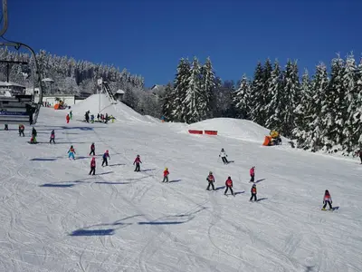 Kinder auf der Piste © Skidorf Neuastenberg