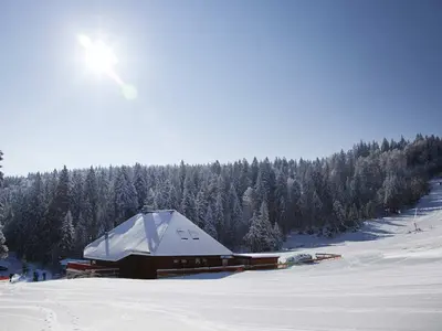 Blick auf die winterliche Skihütte am Haldenköpfle © Skilift Haldenköpfle - Alex Jung