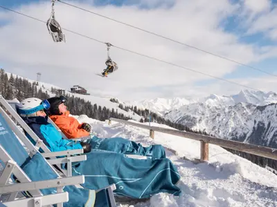 Skifahrer bei einer Pause auf der Alpe Bierenwang © Oberstdorf / Kleinwalsertal Bergbahnen