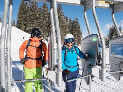 Skifahrer an einem Drehkreuz im Skigebiet Fellhorn-Kanzelwand © Oberstdorf/Kleinwalsertal Bergbahnen