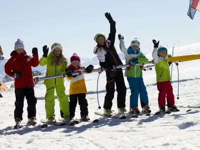 Kinder mit der Skilehrerin in der Skischule © Eschacher Liftbetriebe
