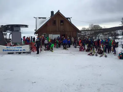 Personen vor der Skihütte in Sehmatal-Neudorf © Skiverein Sehmatal