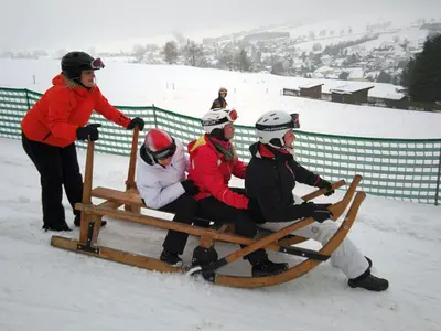 Rodler auf einem Riesenschlitten am Schießberg © Wintersportverein Crottendorf
