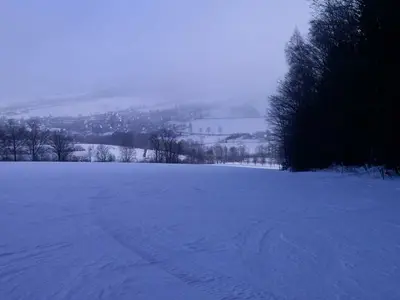 Blick über die abendliche Piste ins Tal in Königswalde © Skilift Königswalde