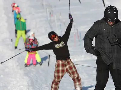 Skifahrer am Seillift © Skilifte Reichenberg