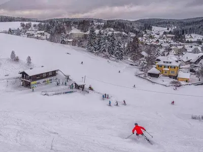 Blick von der Piste auf die Talstation im Skigebiet Tettau © Tettauer Skiliftbetriebe