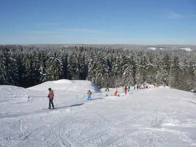 Skifahrer am Seillift im Skigebiet Tettau © Tettauer Skiliftbetriebe