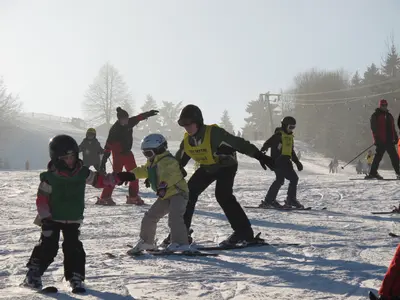 Skikurs im Skigebiet Tettau © Tettauer Skiliftbetriebe