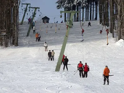 Skifahrer am Schlepplift kurz vor der Bergstation im Skigebiet Zuckerfeld © Skilift Zuckerfeld