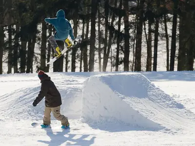 Snowboarder auf einem Kicker im Snowpark im Skigebiet Zuckerfeld © Skilift Zuckerfeld