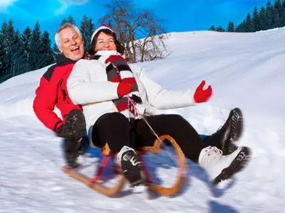 Paar auf einem Schlitten © Touristinformation Tabarz